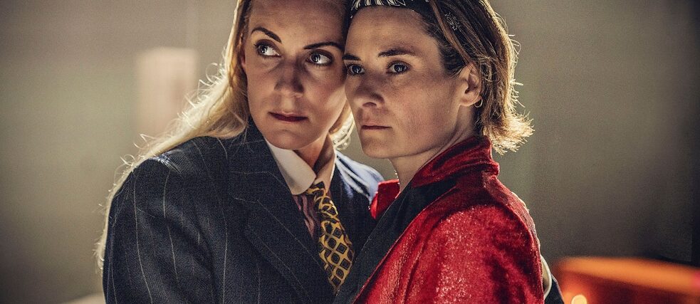 Pressefoto fra forestillingen "Pride" på Det Kongelige Teater, 2 skuespillere som lesbisk par.