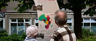 Zwei Personen vor einer Gedenktafel in Berlin zur Kongokonferenz