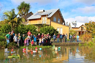 Die jährliche Earthsong-Bootsregatta zur Wintermitte auf dem Teich