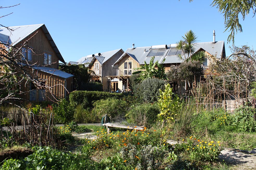 Earthsong-Häuser sind von Gärten und Obstbäumen umgeben