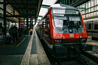 Ein Beamter des Wohnungsamts erklärt Günter Wallraff, wie man in ein Männerwohnheim an der Stadtgrenze gelangt: „Mit der Bahn, dann ein paar Stationen mit dem Bus fahren oder zu Fuß gehen.“ 