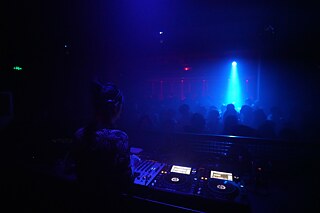 DJ und Gäste im Lantern Club