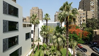 Eine kleine grüne Oase mitten in der Millionenstadt: Der Goethe-Garten des Goethe-Instituts Kairo im zentralen Stadtteil Dokki, westlich des Nils.