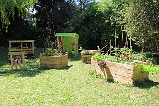 Auch das Goethe-Institut Nancy betreibt einen Goethe-Garten. Neben Hochbeeten findet sich dort auch ein Puppentheater für die kleinen Besucher*innen des Instituts im Nordosten Frankreichs. 