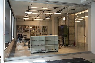 Moveable glass walls can transform the space into a classroom for language instruction. The multi-purpose room is also used as a library, for programme events, and for advising for language courses. 