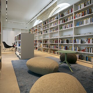 The library’s collection was also modernised and reorganised: curated Spotify playlists replaced CDs, for books the focus was on contemporary literature and German as a foreign language. Additionally, media dealing with current issues from Germany and Europe will soon be brought together in the “Zeitgeist – current positions” collection. 