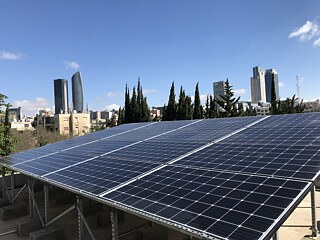 The Goethe-Institut Amman uses the many hours of sunlight in Jordan’s capitol: a rooftop solar plant covers 95 percent of its energy needs with solar power. 