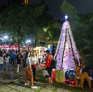 A Christmas tree made of upcycled plastic packaging at the Goethe-Institut Bangkok’s 2019 Christmas market. 