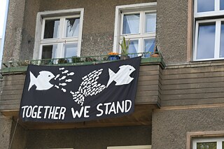 Protestplakat gegen Miethaie an einem Wohnhaus in Berlin. 