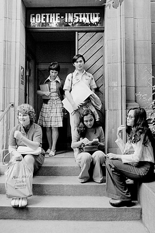 Sprachschüler*innen vor dem Eingang des Goethe-Instituts Schwäbisch Hall 1975.