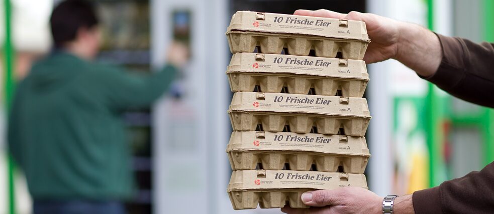 Ähnlich funktioniert das Prinzip der Lebensmittelautomaten: Befüllt von den Landwirt*innen der Region, finden Großstädter*innen darin Bio-Grillfleisch, Milch, Eier, Honig und sogar Blumensträuße. Frische vom Land auf Knopfdruck, rund um die Uhr.