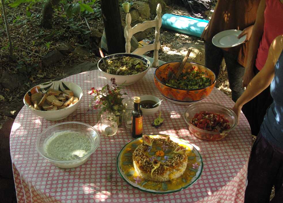 Comida sana y ecológica para los asistentes al curso de permacultura.