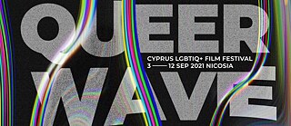 Siyah zemin üzerine gri renkte büyük harflerle QUEER WAVE, KIBRIS LGBTIQ + FİLM FESTİVALİ 3-12 EYLÜL 2021 LEFKOŞA yazıyor.