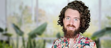 Alexander mit geblümtem Hemd