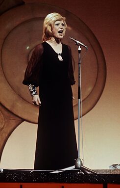 一九七一年，法國的Severine在都柏林憑《A Bench, a Tree and a Street》一曲摘下歐洲歌唱大賽首獎