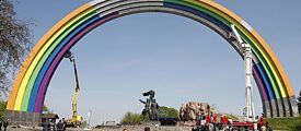 Vorbereitungen für den Eurovision Song Contest in Kiew 2017: Arbeiter malen das sowjetische Denkmal „Bogen der Freundschaft“ in Regenbogenfarben an 
