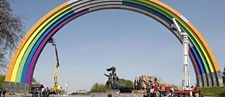 二零一七年基爾「歐洲歌唱大賽」籌備工作：工人正在為俄國紀念碑「友誼拱門」漆上彩虹的顏色。