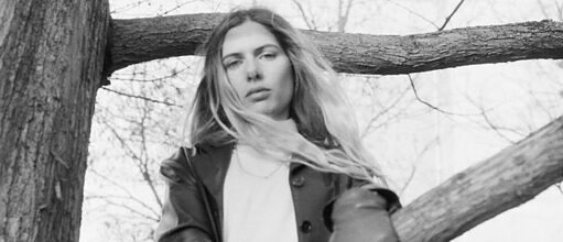 Laurel Halo auf einem Baum