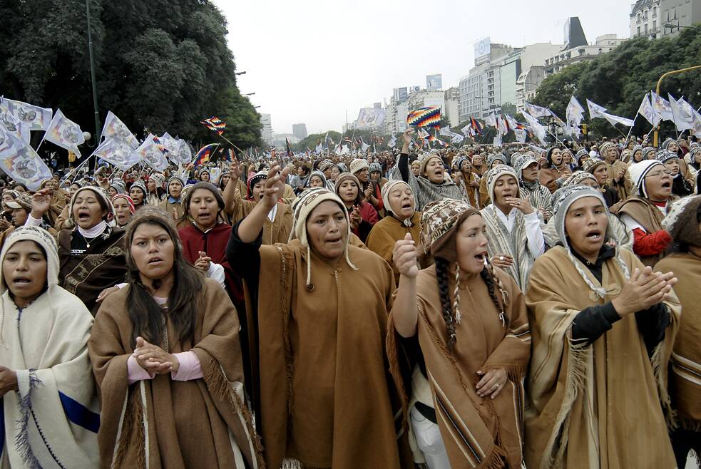 A Marcha Nacional Indígena Argentina chega à Praça de Maio, em Buenos Aires, depois de percorrer milhares de quilômetros por todo o país, exigindo, durante as comemorações nacionais do Bicentenário da Revolução de Maio, a defesa de suas terras e sua cultura. Fotografia de 20 de maio de 2010.