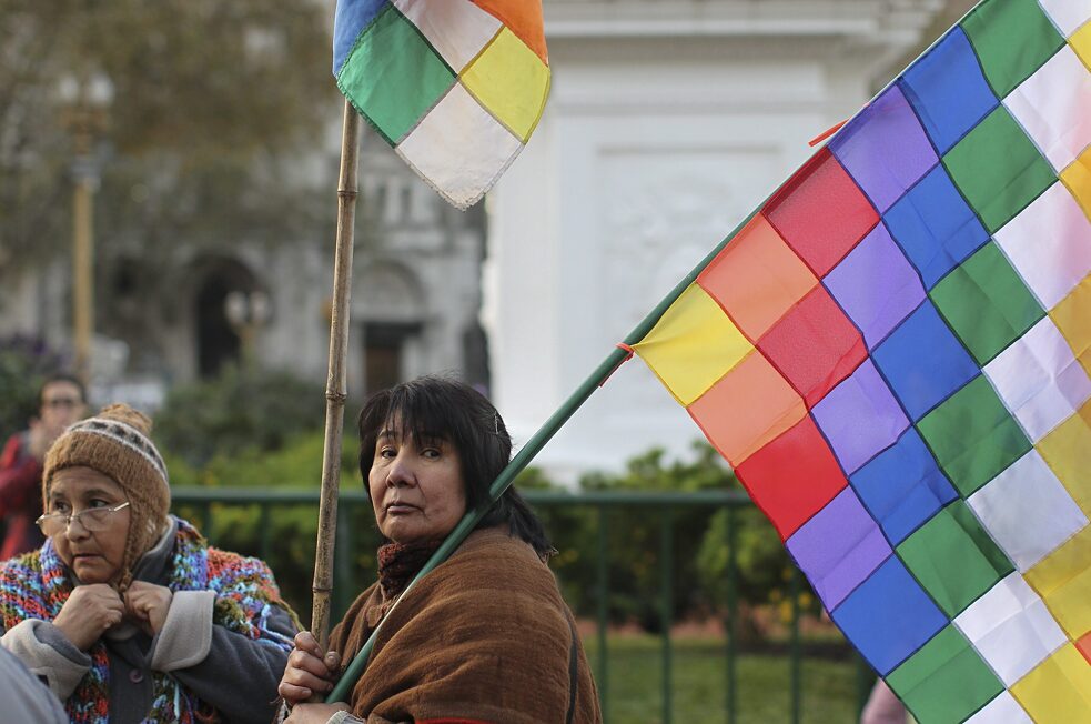 Um protesto de comunidades indígenas argentinas em Buenos Aires, em 6 de junho de 2013: Exigem o fim dos ataques sofridos e defendem seus direitos após a morte de um membro do grupo étnico Gom durante confrontos com a polícia, em maio de 2013.