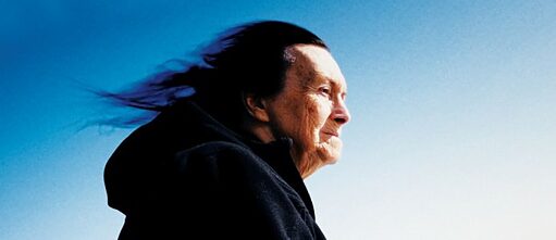 Pessoa olha na distânica