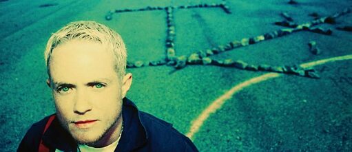 Pessoa olha para a câmara