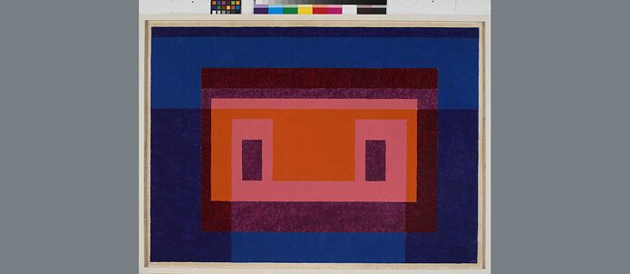 Tableau encadré accroché au mur avec des formes géométriques de différentes couleurs