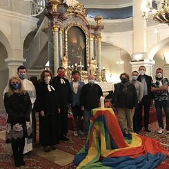 Während des historisch ersten ökumenischen Gottesdienst im Rahmen des Internationalen Tages gegen Homophobie (IDAHOBIT) am 17. Mai 2020 in Bratislava hatte der Regenbogen seinen Platz vor dem Altar.