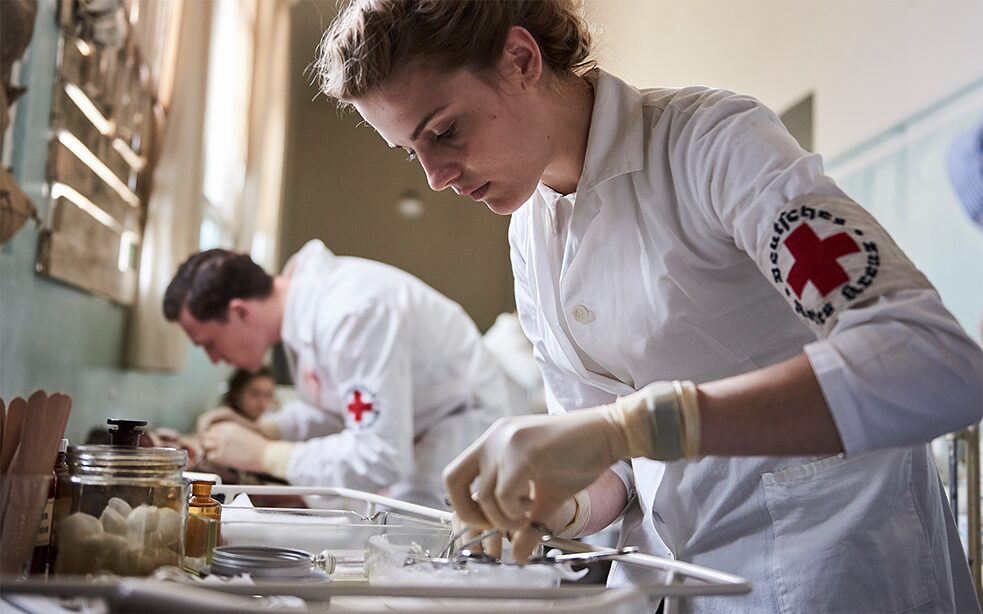 <b>Charité</b><br>Es sind harte Bedingungen, unter denen Ärzte, Pfleger und Forscher Ende des 19. Jahrhunderts am Berliner Krankenhaus <i>Charité</i> arbeiten. Einfache Infektionen enden tödlich und die Hälfte der Neugeborenen überlebt nicht. Im Drei-Kaiser-Jahr 1888 werden an der Charité Krankheiten wie Syphilis, Diphterie und Tuberkulose bekämpft. Erzählt wird atmosphärisch dicht, und der Vorstand der heutigen Charité zeigte sich von der historischen Genauigkeit begeistert, mit der Regisseur Sönke Wortmann von Medizinern wie Rudolf Virchow oder Robert Koch erzählt, die damals Medizingeschichte geschrieben haben.