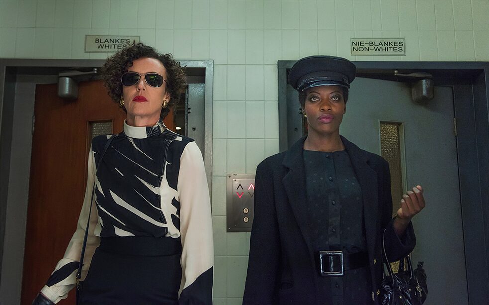 <b>Deutschland ’83 / ’86</b><br>Wie <i>Weissensee</i> erzählt auch <i>Deutschland ’83</i> von deutsch-deutscher Geschichte. Doch steht hier Spannung im Fokus: Es geht um Spionage, den Kalten Krieg und den möglichen Ausbruch eines Dritten Weltkriegs. Der Zuschauer bekommt in <i>Deutschland ’83</i> ein Schachspiel der Weltmächte zu sehen. Inzwischen gibt es auch eine Fortsetzung: <i>Deutschland ’86</i>. Hier stellen die Produzenten die komplexe Frage: Ist der Kommunismus mithilfe der Praktiken des Kapitalismus noch zu retten?