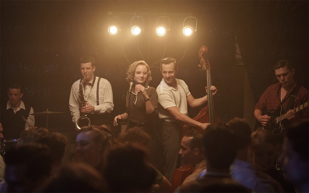 <b>Ku’damm ’56/ ’59</b><br>Auch bei dieser Serie entschieden sich die Produzenten für einen recht schlichten Titel: <i>Ku’damm ’56</i> und <i>’59</i>. Streng genommen handelt es sich hierbei eher um einen mehrteiligen Fernsehfilm, bei dem es um Emanzipation in den 1950er-Jahren geht. Wie es um die deutsche Gesellschaft in der Nachkriegszeit und während des Wirtschaftswunders bestellt war, wird am Beispiel der familienbetriebenen Tanzschule <i>Galant</i> am Ku’damm dargestellt, in der die Gäste die Grenzen der Prüderie ausloteten und ihre Sexualität auslebten.