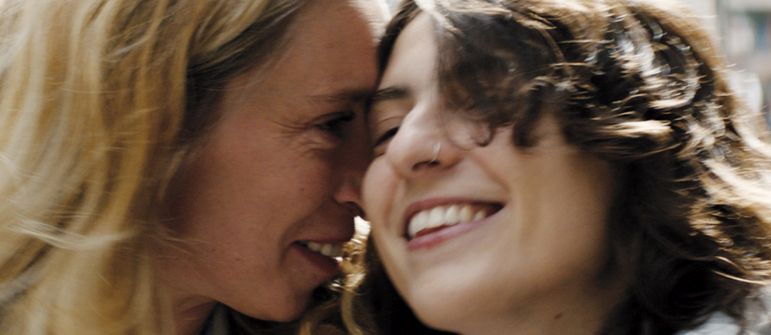Kaksi naista nauramassa.