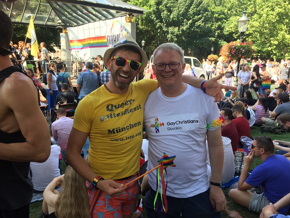 Dr. Michael Brinkschröder (rechts) kam die slowakischen Regenbogenchristen zum ersten Mal im Jahr 2019 persönlich unterstützen und vertrat seine Münchner Vereinigung Queergottesdienst auf der Rainbow Pride Bratislava. Neben ihm Miroslav Maťavka von der Vereinigung SIGNUM - Dúhoví kresťania (Regenbogenchristen).