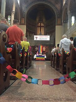 Auch einige slowakische Theologen und Pfarrer sind der Meinung, dass der Regenbogen in die Kirche gehört. 