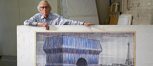 Christo mit einer Zeichnung seines Pariser Triumphbogenprojekts
