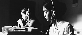 Sprachlerner mit Kopfhörern