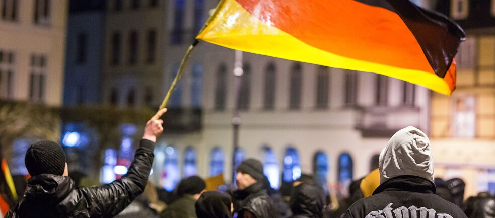 Anhänger der rechtsnationalen MVgida-Bewegung (Mecklenburg-Vorpommern gegen die Islamisierung des Abendlandes) demonstrierten 2015 in Schwerin 