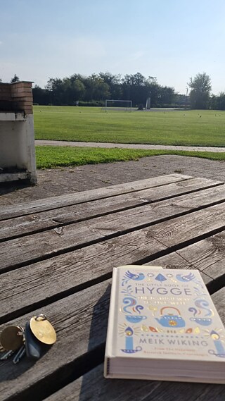 An einem sonnigen Nachmittag ‚hygge‘ studieren