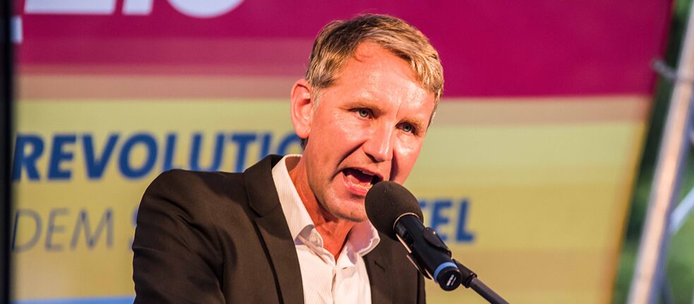 Als die AfD-Partei an Wähler*innenstimmen gewann, wurde viel über die Verrohung der Sprache diskutiert. Björn Höcke, hier auf einer Wahlkampfveranstaltung im thüringischen Königs Wusterhausen, prägte Begriffe wie „soziale Patrioten“, „Entartung“ oder „Kartellparteien“.