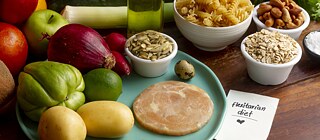 Der flexitarische Speiseplan: Viel Gemüse, Nüsse, Nudeln – und ein wenig Fleisch.
