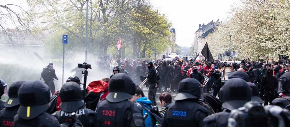 Neonazis demonstrieren am 1. Mai 2016 im sächsischen Plauen. 
