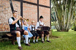 Bei Jung und Alt ist traditionelle deutsche Volksmusikmit bayrischem Einschlag sehr populär. Überhaupt wirkt die Stadt mit über 150 Fachwerkhäusern und 15 Schützenvereinen deutscher als jede Kleinstadt in Deutschland.