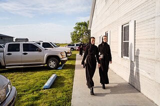 Streng gläubige Altkolonier-Mennonitinnen auf dem Weg in die Kirche. Der sonntägliche Gottesdienst spielt so eine große Rolle, dass selbst die Autos vorher auf Hochglanz poliert werden.
