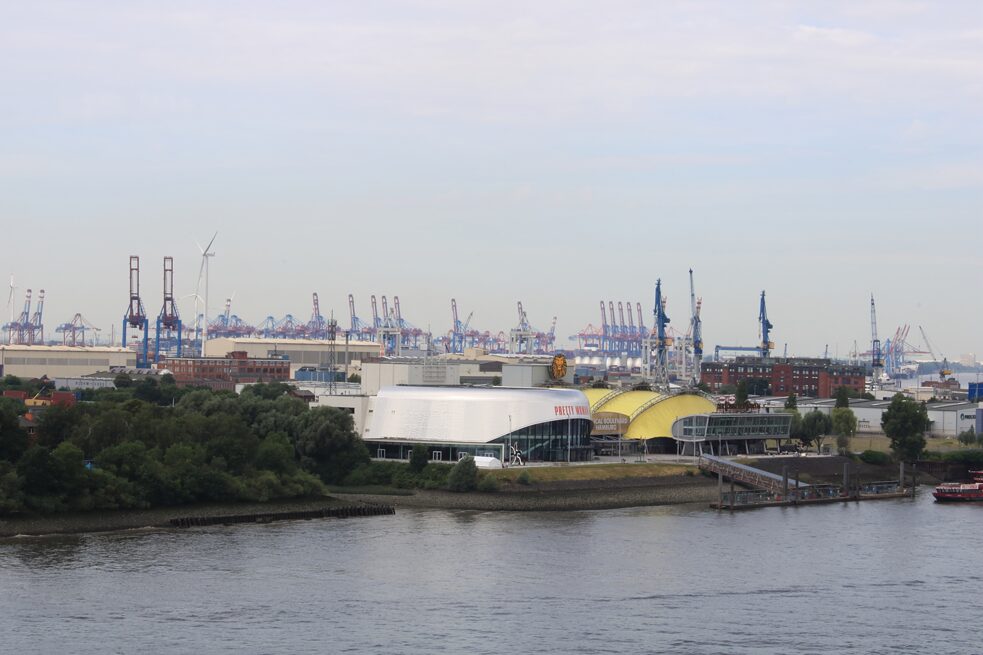 Die Kräne des Hamburger Hafens von der Terrasse der Elbphilharmonie