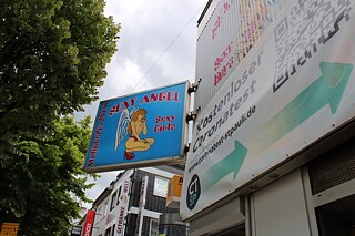 Ein Sex-Shop und ein Corona-Testcenter nebeneinander