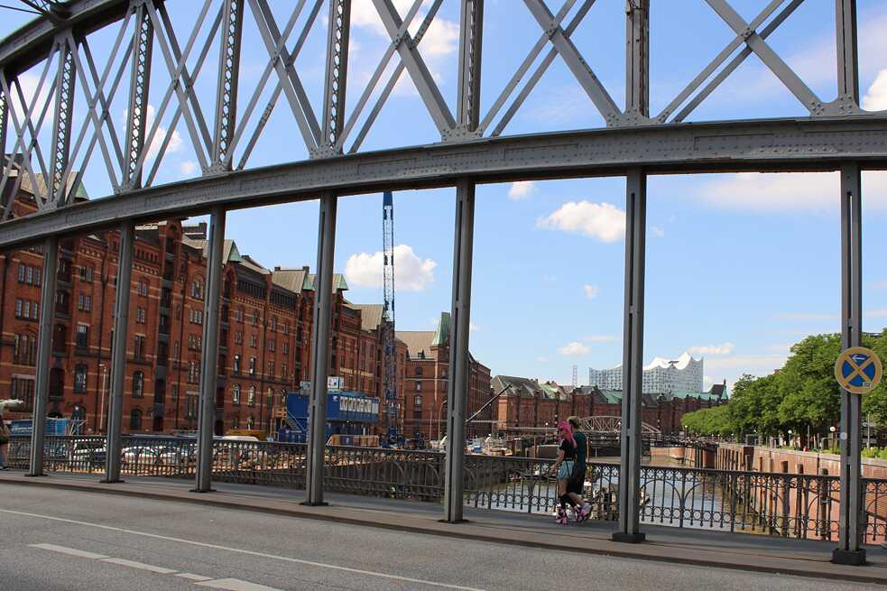 Eine Brücke, die das historische Zentrum mit der Speicherstadt verbindet