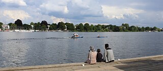 Eine Familie am Ufer der Außenalster