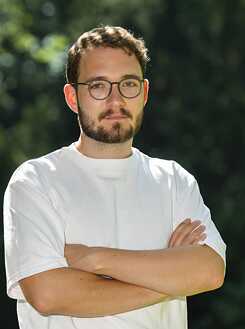 Lukas Rietzschel, geboren 1994 in Räckelwitz in Ostsachsen, lebt in Görlitz. 2021 erschien sein jüngster Roman „Raumfahrer“ im dtv Verlag. Kritiker*innen zählen ihn zu den bedeutendsten jungen Schriftsteller*innen Ostdeutschlands.