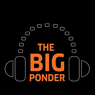 Ein schwarzes Quadrat, ein Kopfhörer, der wie eine Brücke gezeichnet wurde unter der in Form eines Kopfes “The Big Ponder” steht. 