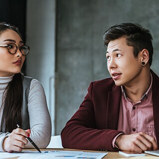 eine Frau und ein Mann im Gespräch